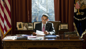 Obama-desk-3